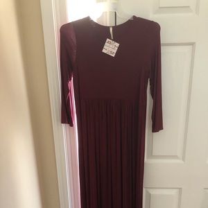 Mid sleeved LONG burgundy dress.